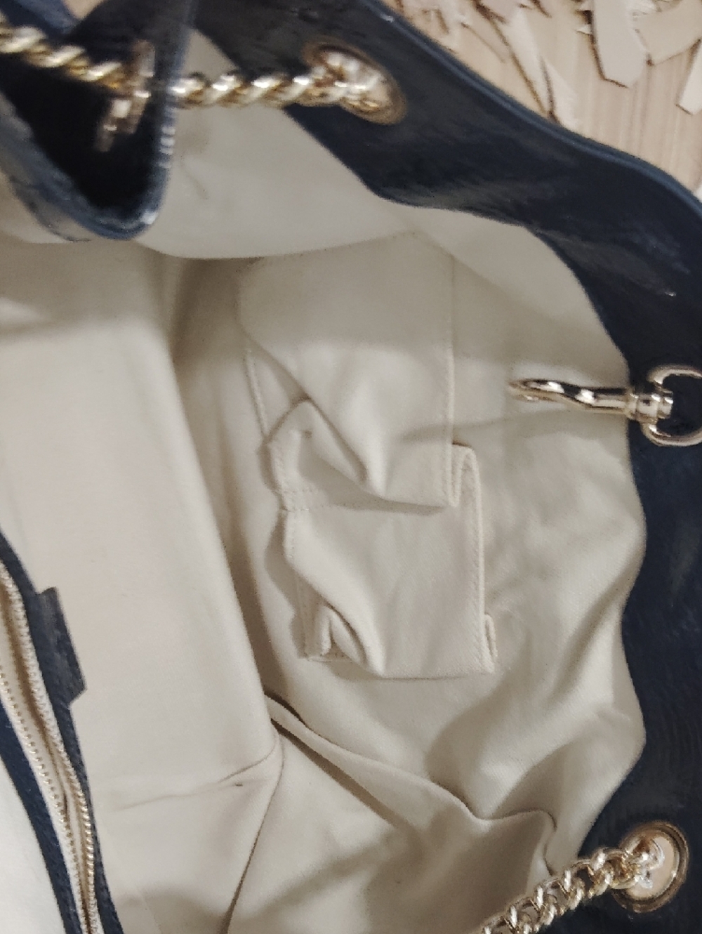 Pre- loved Gucci Patent Leather Chain Shoulder Bag in Navy. - Picture 11 of 12